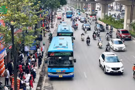 Xe buýt vẫn là phương tiện vận tải công cộng chủ lực của thành phố Hà Nội. (Ảnh: PV/Vietnam+)