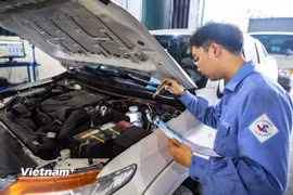 Nhân viên đăng kiểm thực hiện quy trình kiểm định xe cơ giới. (Ảnh: Hoài Nam/Vietnam+)