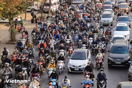 Xe máy hiện nay đóng vai trò là phương tiện đi lại chủ đạo đối với phần lớn người dân tại Việt Nam. (Ảnh: Hoài Nam/Vietnam+)