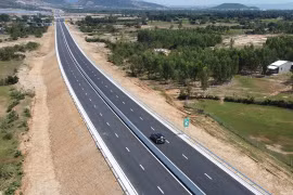 Phương tiện lưu thông trên một đoạn tuyến Cao tốc Bắc-Nam được đưa vào khai thác. (Ảnh: PV/Vietnam+)