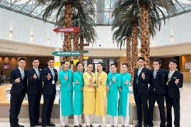 Những phi công, tiếp viên Vietnam Airlines dù căng mình phục vụ khách đi lại dịp Tết nhưng cũng cảm thấy vui vẻ trên những chuyến bay đoàn viên. (Ảnh: PV/Vietnam+)