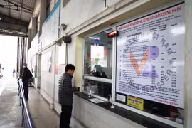 Ôtô sẽ mất phí lập hồ sơ miễn kiểm định lần đầu, in lại tem, giấy kiểm định. (Ảnh: Minh Hiếu/Vietnam+)