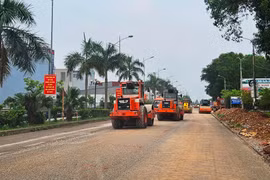 Nhà thầu thi công nâng cấp, cải tạo một tuyến đường quốc lộ. (Ảnh: Việt Hùng/Vietnam+)