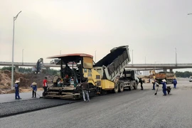 Nhà thầu thi công sửa chữa nền mặt đường một tuyến đường Quốc lộ. (Ảnh: Minh Hiếu/Vietnam+)c