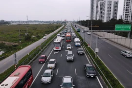 Phương tiện nối đuôi nhau xếp hàng dài trở về Thủ đô trong ngày cuối kỳ nghỉ Tết Nguyên đán Giáp Thìn 2024. (Ảnh: Hoài Nam/Vietnam+)