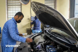 Nhân viên đăng kiểm thực hiện quy trình kiểm định xe ôtô. (Ảnh: Hoài Nam/Vietnam+)