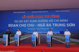 Lãnh đạo Bộ Giao thông Vận tải cùng lãnh đạo Ủy ban Nhân dân tỉnh Thái Nguyên và Tuyên Quang nhấn nút triển khai thi công Dự án đường Hồ Chí Minh đoạn Chợ Chu-Ngã ba Trung Sơn. (Ảnh: Việt Hùng/Vietnam+)