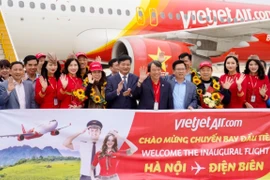 Hành khách và tổ bay trên đường bay mới Hà Nội-Điện Biên vừa được Vietjet Air khai thác. (Ảnh: PV/Vietnam+)