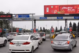 Cảng Hàng không Quốc tế Nội Bài đã bắt đầu triển khai thí điểm thu phí không dừng với ôtô ra vào sân bay. (Ảnh: Việt Hùng/Vietnam+)