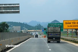 Phương tiện lưu thông trên tuyến đường Cao tốc Mai Sơn-Quốc lộ 45 được đưa vào vận hành, khai thác. (Ảnh: Việt Hùng/Vietnam+)