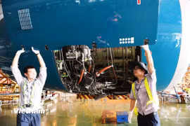 Nhân viên kỹ thuật hàng không thực hiện quy trình bảo dưỡng tàu bay. (Ảnh: Việt Hùng/Vietnam+)