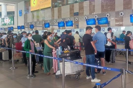 Hành khách làm thủ tục máy bay tại Sân bay Nội Bài. (Ảnh: Hoài Nam/Vietnam+)