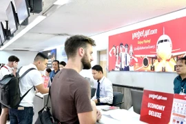 Những hàng khách đầu tiên trên đường bay giữa Vientine-Thành phố Hồ Chí Minh của Hãng hàng không Vietjet. (Ảnh: PV/Vietnam+)