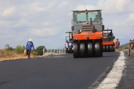 Nhà thầu thi công thảm bê tông nhựa mặt đường Dự án Cao tốc Bắc-Nam phía Đông. (Ảnh: Việt Hùng/Vietnam+)