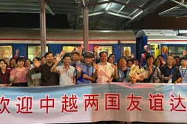 Đoàn khách du lịch Trung Quốc đã lựa chọn tàu hỏa làm phương tiện đi lại ở nhiều địa điểm Việt Nam. (Ảnh: PV/Vietnam+)