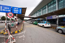 Làn đường dành cho xe taxi đón khách tại một cảng hàng không nội địa. (Ảnh: PV/Vietnam+)