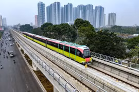 Đoàn tàu chạy thử nghiệm vận hành của tuyến đường sắt đô thị Nhổn-Ga Hà Nội. (Ảnh: PV/Vietnam+)