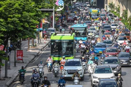 Hà Nội đang nghiên cứu các tuyến đường để bố trí làn đường dành riêng xe buýt. (Ảnh: Hoài Nam/Vietnam+)