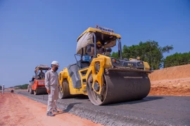 Nhà thầu thi công nền đường tại Dự án cao tốc Quảng Ngãi-Hoài Nhơn. (Ảnh: PV/Vietnam+)