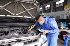 Nhân viên đăng kiểm thực hiện quy trình kiểm định xe cơ giới. (Ảnh: Hoài Nam/Vietnam+)