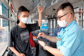 Hà Nội đã thí điểm hệ thống vé điện tử tới 37 tuyến. (Ảnh: Việt Hùng/Vietnam+)