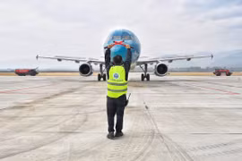 Máy bay của Hãng hàng không Vietnam Airlines hạ cánh tại Sân bay Điện Biên. (Ảnh: PV/Vietnam+)