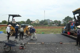 Nhà thầu tiến hành công tác bảo trì một đoạn tuyến đường bộ. (Ảnh: Việt Hùng/Vietnam+)