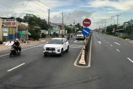 Phương tiện lưu thông trên một đoạn tuyến đường quốc lộ. (Ảnh: Việt Hùng/Vietnam+)