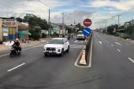 Phương tiện lưu thông trên một đoạn tuyến đường quốc lộ. (Ảnh: Việt Hùng/Vietnam+)