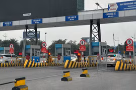 Hai Cảng Hàng không Quốc tế Nội Bài và Tân Sơn Nhất sẽ triển khai thử nghiệm thu phí không dừng với ôtô ra, vào sân bay. (Ảnh: Việt Hùng/Vietnam+)