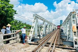Đường sắt đã thông tàu hỏa qua cầu Quay cũ sau sự cố sà lan va chạm