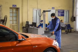 Nhân viên đăng kiểm thực hiện quy trình kiểm định xe cơ giới. (Ảnh: Hoài Nam/Vietnam+)
