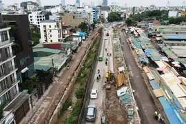 Phương tiện lưu thông trên tuyến đường Âu Cơ đang được thi công. (Ảnh: Hoài Nam/Vietnam+)