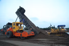 Bộ Xây dựng đã đánh giá tác động của biến động giá nhiên liệu tới giá vật liệu xây dựng và chi phí đầu tư xây dựng công trình. (Ảnh: Việt Hùng/Vietnam+)