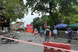 Lực lượng chức năng tổ chức cấm người và phương tiện đi qua cầu Long Biên. (Ảnh: PV/Vietnam+)