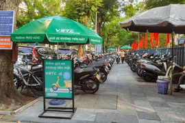 Trên địa bàn thành phố Hà Nội đã có gần 100 điểm ứng dụng công nghệ thu phí đỗ xe không dùng tiền mặt. (Ảnh: PV/Vietnam+)