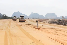 Nhà thầu thi công một Dự án đường bộ Cao tốc Bắc-Nam phía Đông. (Ảnh: Việt Hùng/Vietnam+)
