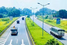 Phương tiện lưu thông trên một đoạn tuyến được đưa vào vận hành, khai thác. (Ảnh: PV/Vietnam+)