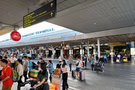 Sân bay Tân Sơn Nhất đón lượng khách qua cảng đạt mức rất cao trong ngày làm việc đầu tiên sau lỳ nghỉ Tết Nguyên đán Giáp Thìn. (Ảnh: PV/Vietnam+)