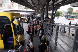 Các bến xe tại Hà Nội đang bị sụt giảm hành khách quay trở lại đón xe khách tuyến cố định. (Ảnh: Hoài Nam/Vietnam+)