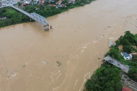 Cầu Phong Châu bị sập do nước lũ cuốn trôi mố trụ cầu. (Ảnh: PV/Vietnam+)