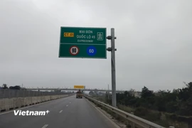 Một biển báo quy định về tốc độ xe được phép lưu thông trên tuyến cao tốc Mai Sơn-Quốc lộ 45. (Ảnh: Việt Hùng/Vietnam+)