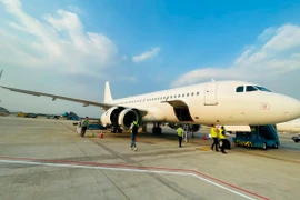 Chiếc máy bay thuê bổ sung đầu tiên của Vietnam Airlines hạ cánh tại Sân bay Tân Sơn Nhất được kiểm tra đánh giá tình trạng khai thác. (Ảnh: PV/Vietnam+)