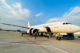 Chiếc máy bay thuê bổ sung đầu tiên của Vietnam Airlines hạ cánh tại Sân bay Tân Sơn Nhất được kiểm tra đánh giá tình trạng khai thác. (Ảnh: PV/Vietnam+)
