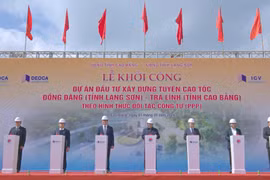 Thủ tướng Chính phủ Phạm Minh Chính cùng các đại biểu bấm nút phát lệnh khởi công Dự án đường Cao tốc Đồng Đăng-Trà Lĩnh. (Ảnh: Việt Hùng/Vietnam+)