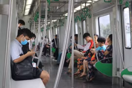 Hành khách đi tàu Cát Linh-Hà Đông. (Ảnh: Nguyễn Minh Hằng/Vietnam+)