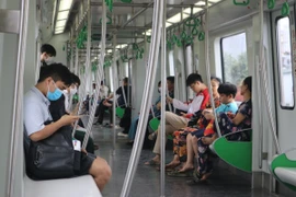 Hành khách đi tàu Cát Linh-Hà Đông. (Ảnh: Nguyễn Minh Hằng/Vietnam+)