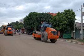 Nhà thầu huy động máy móc thi công nâng cấp, cải tạo nền đường một tuyến đường quốc lộ. (Ảnh: Việt Hùng/Vietnam+)