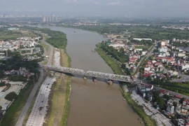 Hà Nội cấm tất cả các phương tiện lưu thông cầu Đuống bắt đầu từ 22h. (Ảnh: PV/Vietnam+)