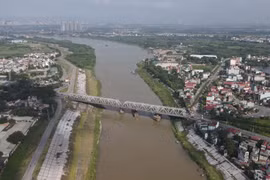 Hà Nội cấm tất cả các phương tiện lưu thông cầu Đuống bắt đầu từ 22h. (Ảnh: PV/Vietnam+)